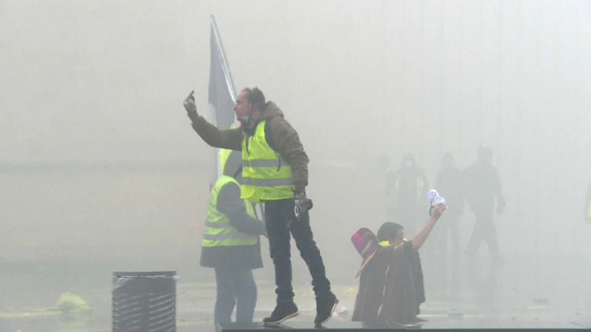 شاهد: عناصر الشرطة في مواجهة "السترات الصفراء" في بوردو الفرنسية