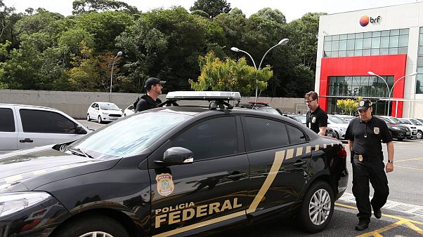 Uyuşturucu çetesi ile çalışan Brezilyalı 53 polis memuruna tutuklama Uyuşturucu çetesi ile çalışan Brezilyalı 53 polis memuruna tutuklama