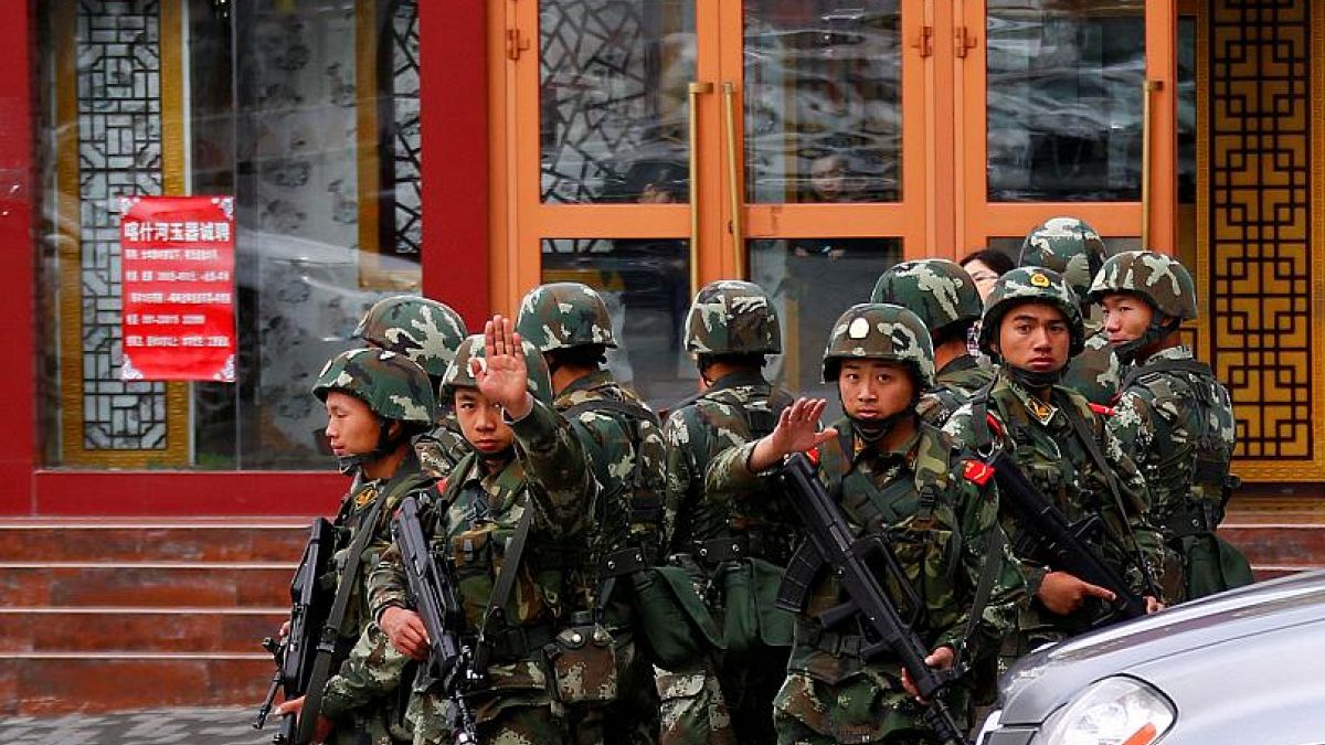 Çinli güvenlik güçleri 'şüpheli' gördükleri Uygurları gözaltına alıyor