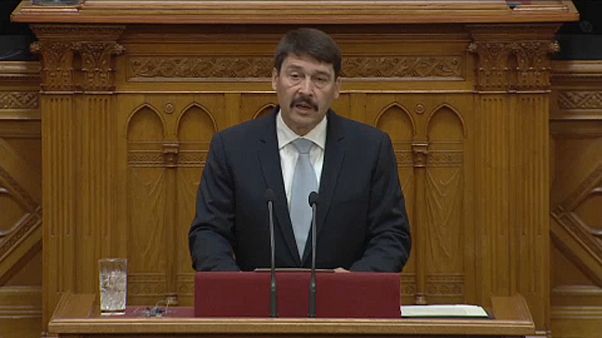 "Rabszolgatörvény": most Áder János vállán a súly "Rabszolgatörvény": most Áder János vállán a súly