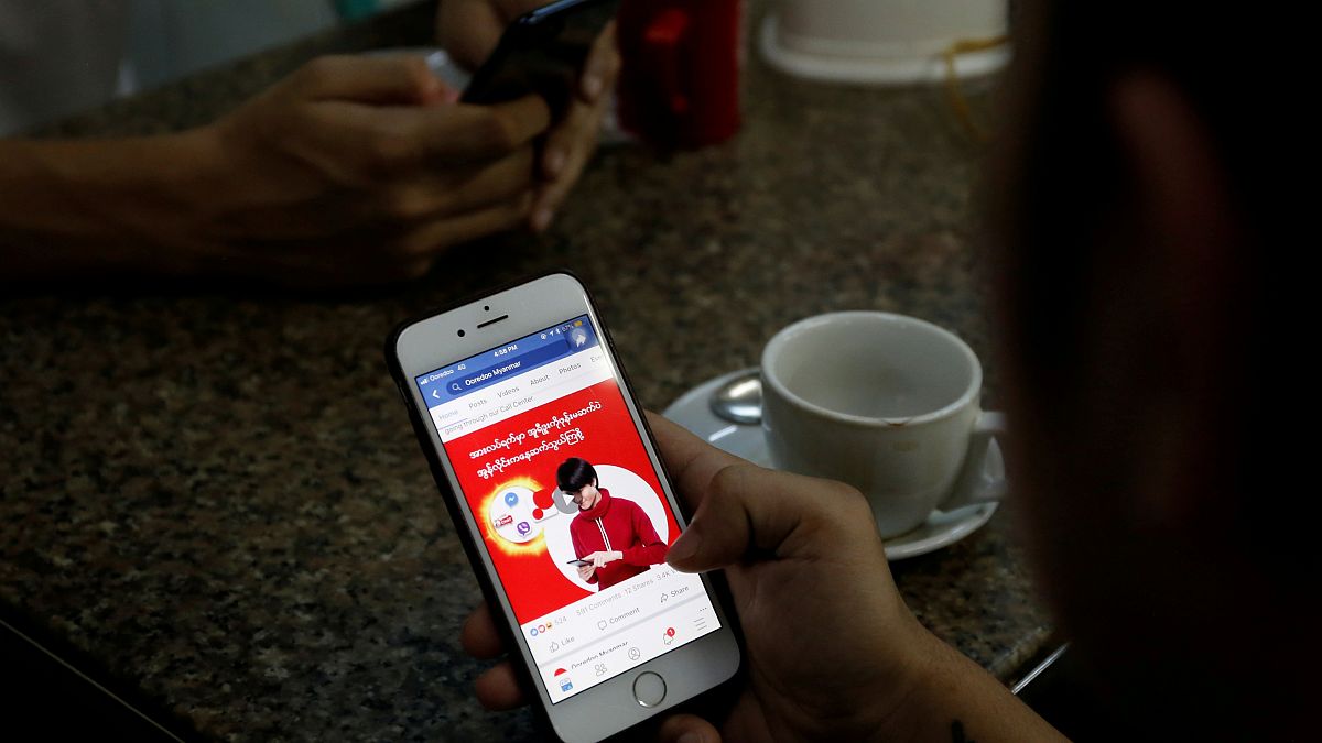 فيسبوك يحذف المئات من حسابات ميانمار بسبب صلاتها بالجيش