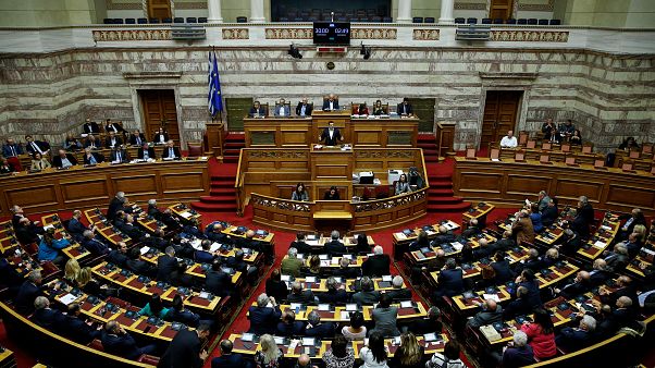 Parlamento grego aprova primeiro orçamento pós-resgate Parlamento grego aprova primeiro orçamento pós-resgate