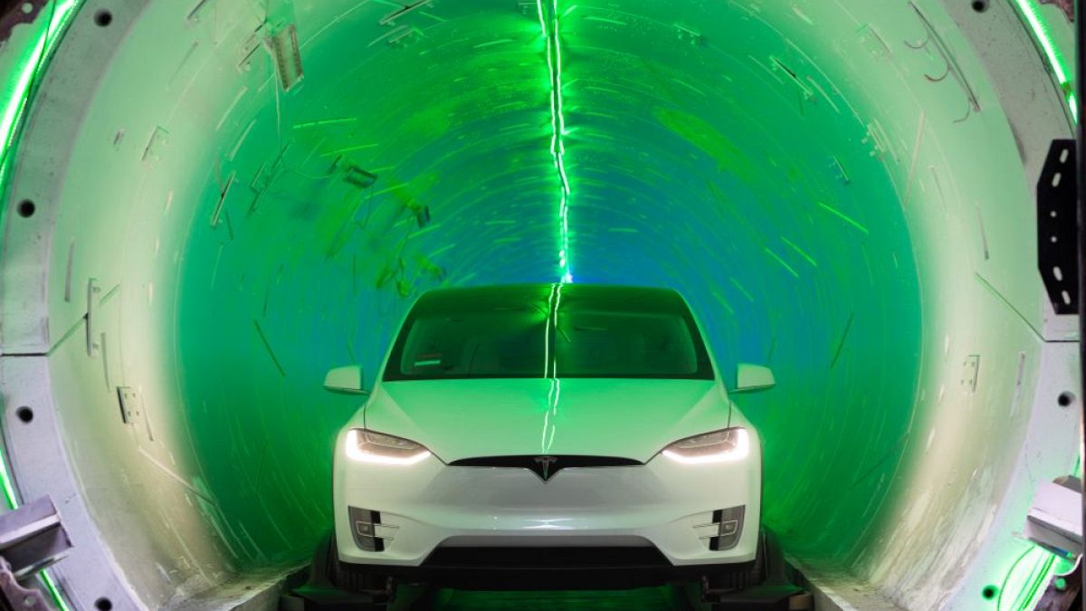 Trafik çilesini bitirmek isteyen Elon Musk ilk test tünelini tanıttı
