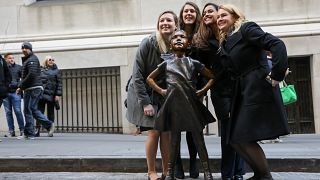 Fearless Girl (Korkusuz Kız) heykeliyle poz veren kadınlar- New York
