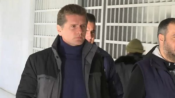 Justiça grega extradita cibercriminoso para França Justiça grega extradita cibercriminoso para França