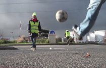 Quelques passes de foot improvisées sur un blocage des Gilets Jaunes