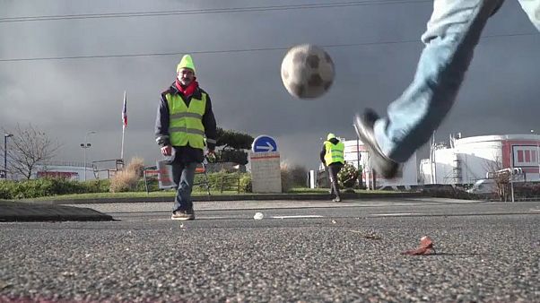 Quelques passes de foot improvisées sur un blocage des Gilets Jaunes Quelques passes de foot improvisées sur un blocage des Gilets Jaunes