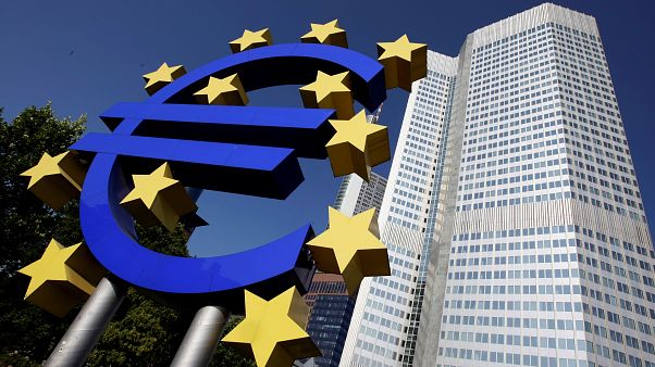 Escultura de euro em frente à sede do BCE em Frankfurt, Alemanha Escultura de euro em frente à sede do BCE em Frankfurt, Alemanha
