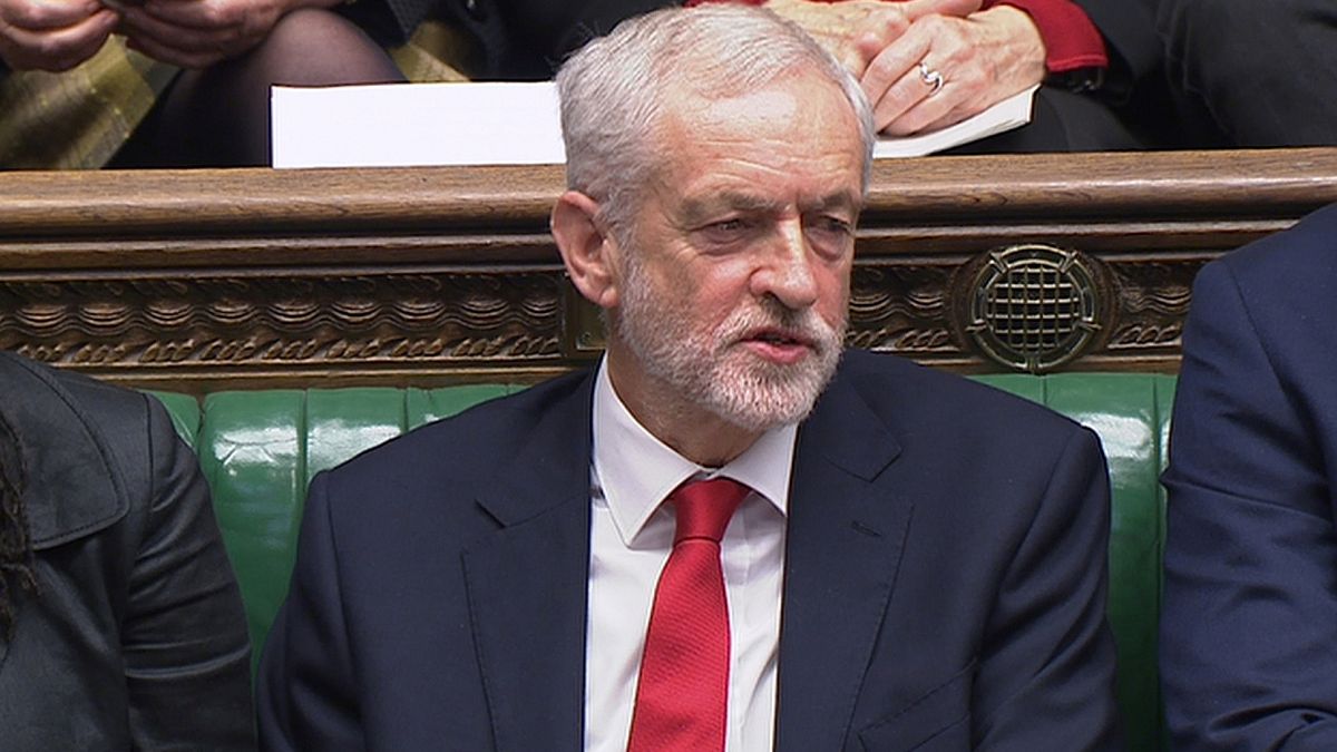Jeremy Corbyn llama supuestamente "mujer estúpida" a May en el Parlamento