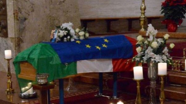 Tricolore e Europa sulla bara di Megalizzi Tricolore e Europa sulla bara di Megalizzi