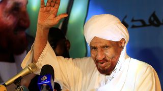 الآلاف في استقبال زعيم المعارضة السوداني الصادق المهدي في أم درمان