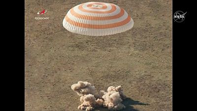 "Есть посадка!": экипаж МКС приземлился в Казахстане