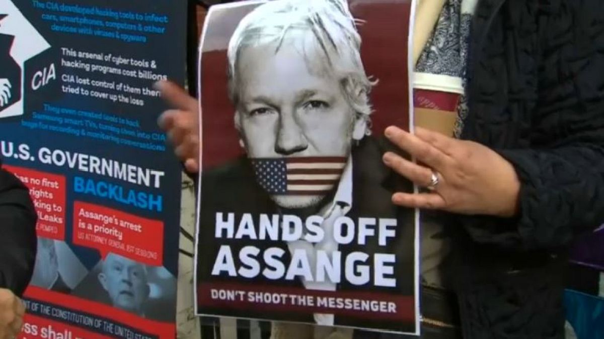 German MPs meet Julian Assange at London's Ecuadorian embassy