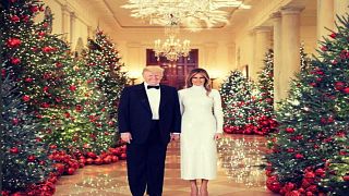 ملامح ميلانيا ودونالد  ترامب على الصورة الرسمية لعيد الميلاد توحي بوجود خلافات وجفاء