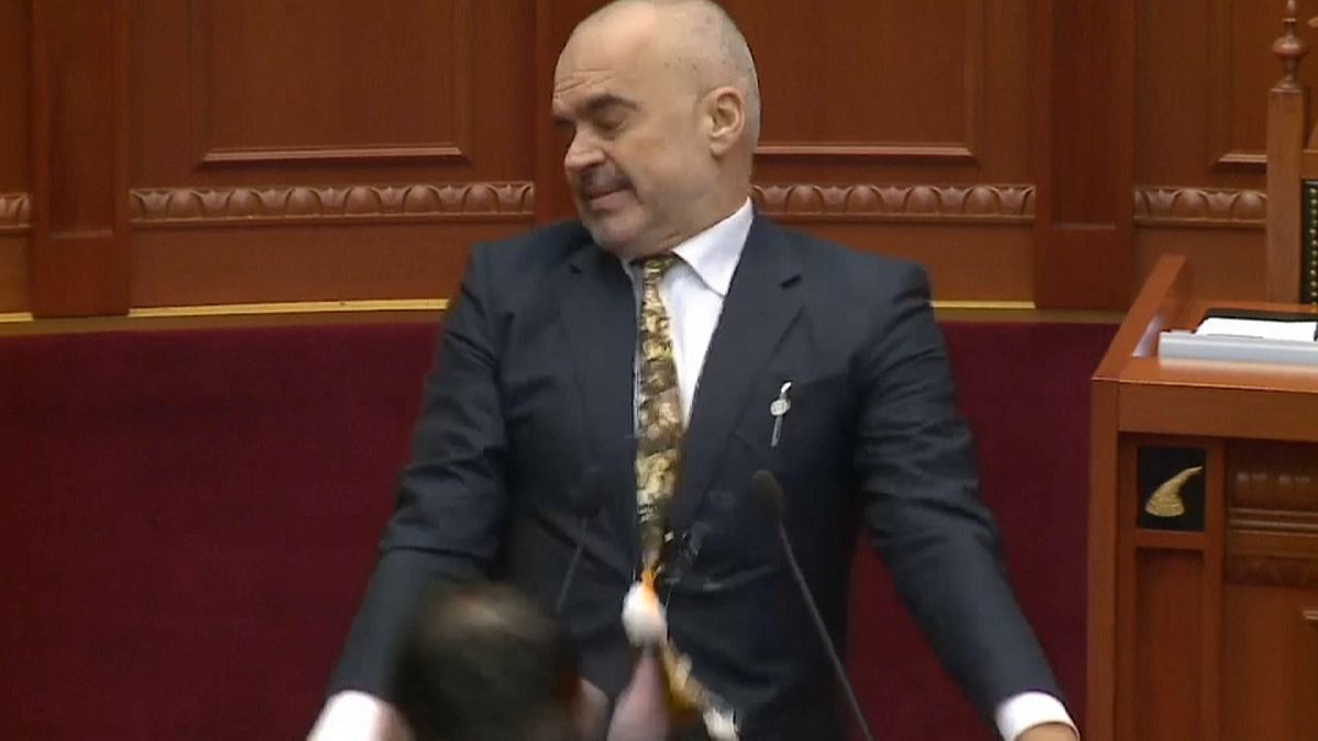 شاهد: رئيس وزراء ألبانيا يتعرض للرشق بالبيض من نائب معارض
