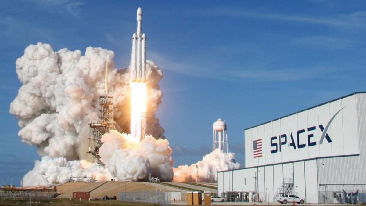 Space X Falcon 9 roketinin uçuşunu 3. kez erteledi