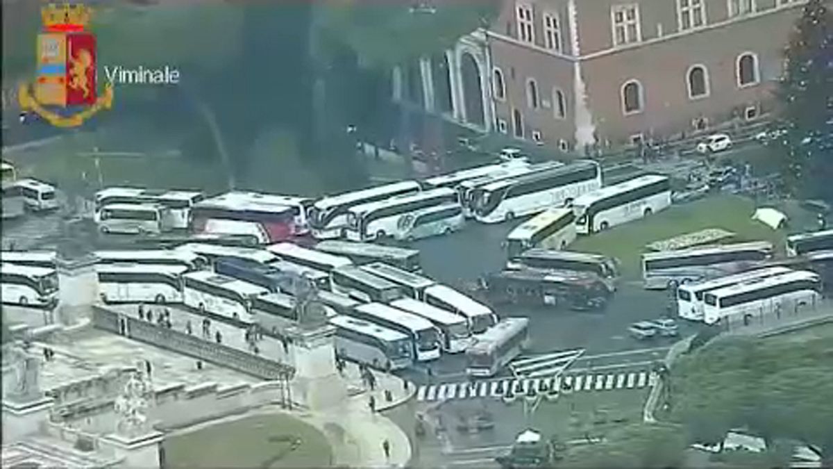 Autocares turísticos bloquean el centro de Roma
