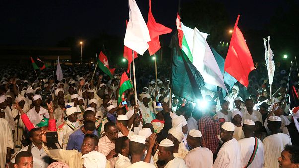 الرئاسة السودانية تقول إن قطر تدعم الخرطوم والاحتجاجات في الشارع مستمرة الرئاسة السودانية تقول إن قطر تدعم الخرطوم والاحتجاجات في الشارع مستمرة