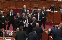 Le llueven huevos al primer ministro de Albania