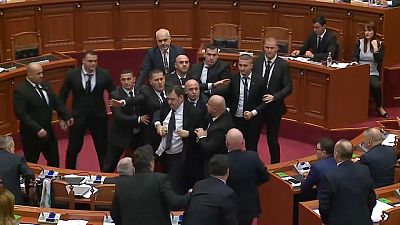 شاهد: نقاش برلماني من نوع خاص في ألبانيا.. نائب معارض يرشق رئيس الوزراء بالبيض