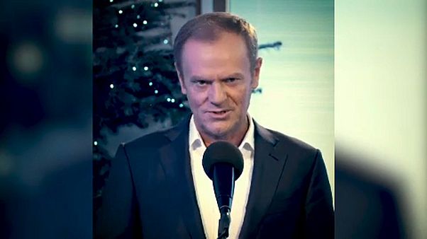 Donald Tusk felicita la Navidad cantando un villancico Donald Tusk felicita la Navidad cantando un villancico