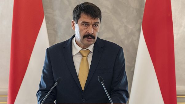 Áder János államfő aláírta a túlóratörvényt Áder János államfő aláírta a túlóratörvényt