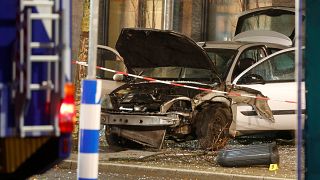 Recklinghausen: Auto rast in Bushaltestelle, eine Person getötet