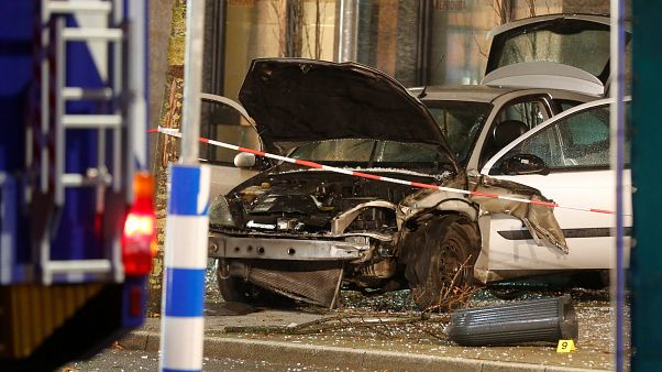 Recklinghausen: Auto rast in Bushaltestelle, eine Person getötet Recklinghausen: Auto rast in Bushaltestelle, eine Person getötet