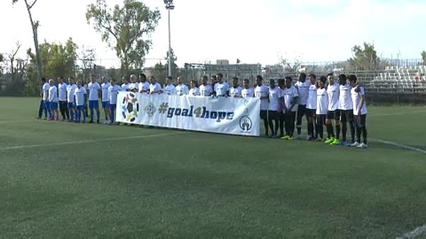 «Γκολ για την ελπίδα» από την ομάδα προσφύγων της... Ελπίδας «Γκολ για την ελπίδα» από την ομάδα προσφύγων της... Ελπίδας
