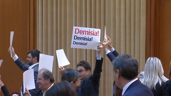 Governo romeno sobrevive a moção de desconfiança Governo romeno sobrevive a moção de desconfiança