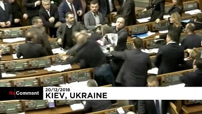 Monumental bronca en el Parlamento ucraniano