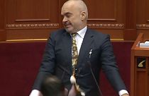 Un miembro de la oposición lanza huevos al primer ministro albanés