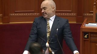 Un miembro de la oposición lanza huevos al primer ministro albanés