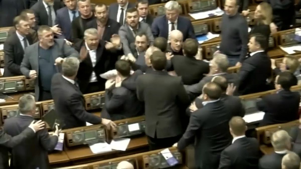 شجار في البرلمان الأوكراني بسبب ملصق يصف سياسيا بأنه "عميل بوتين"