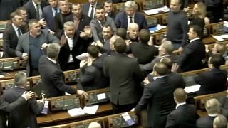 شجار في البرلمان الأوكراني بسبب ملصق يصف سياسيا بأنه "عميل بوتين"