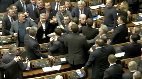 شجار في البرلمان الأوكراني بسبب ملصق يصف سياسيا بأنه "عميل بوتين" شجار في البرلمان الأوكراني بسبب ملصق يصف سياسيا بأنه "عميل بوتين"