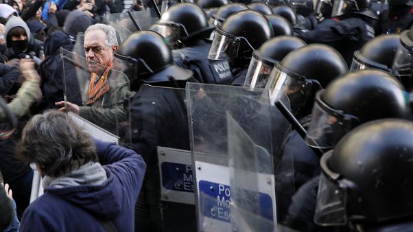 Crónica: Una jornada de disturbios en la calle y acercamiento simbólico en la política en Cataluña Crónica: Una jornada de disturbios en la calle y acercamiento simbólico en la política en Cataluña
