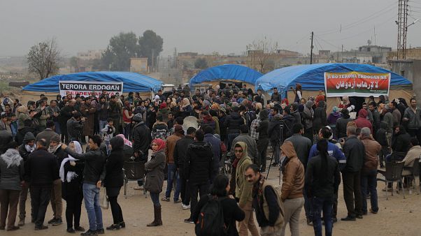 صورة من تظاهرة كردية مناوئة لإردوغان على الحدود السورية-التركية صورة من تظاهرة كردية مناوئة لإردوغان على الحدود السورية-التركية