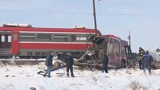 Vonat és busz ütközött Szerbiában, többen meghaltak