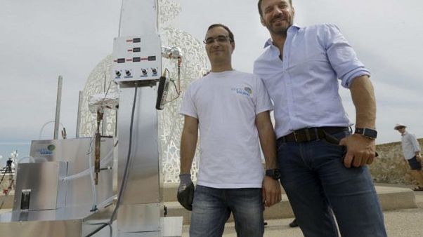 İki Fransız mucit plastik çöpleri yakıta dönüştüren bir makine geliştirdi İki Fransız mucit plastik çöpleri yakıta dönüştüren bir makine geliştirdi