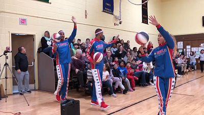 Harlem basketbolcuları işitme engelli çocukları ziyaret etti