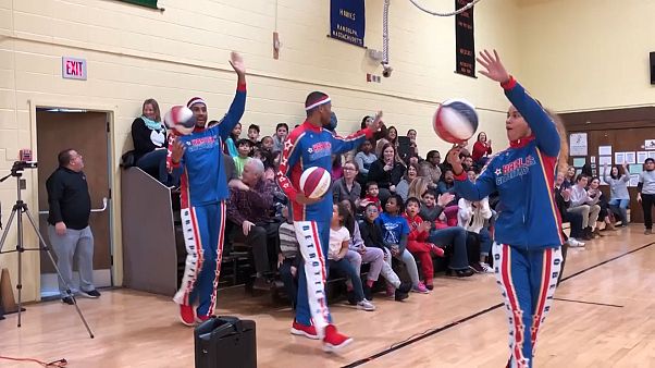 Gli Harlem Globetrotters a fianco dei bimbi sordi Gli Harlem Globetrotters a fianco dei bimbi sordi