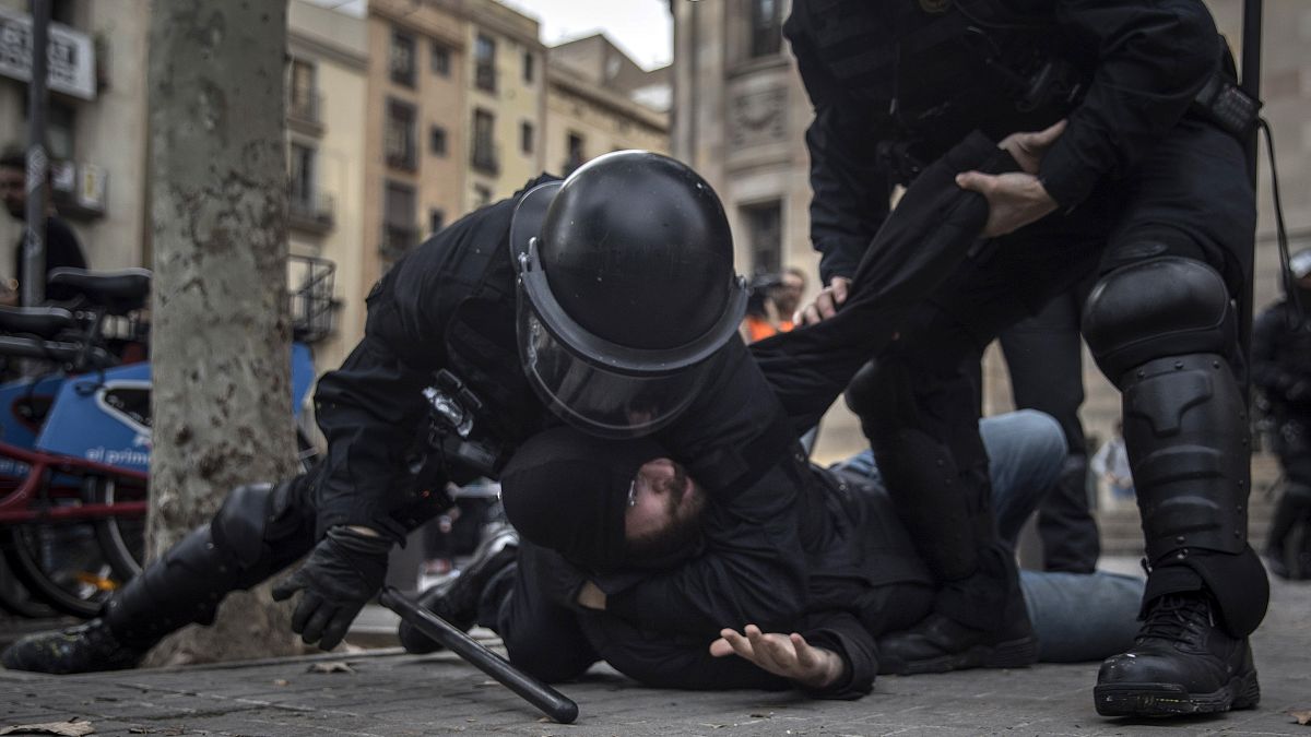 بارسلون صحنه درگیری پلیس و جدایی‌طلبان؛ ۱۱ نفر بازداشت و ۳۲ نفر مجروح شدند