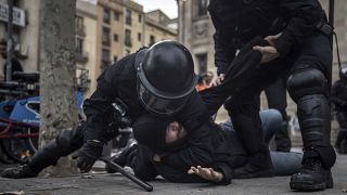 بارسلون صحنه درگیری پلیس و جدایی‌طلبان؛ ۱۱ نفر بازداشت و ۳۲ نفر مجروح شدند