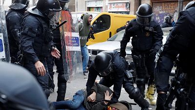 شاهد: صدامات بين الشرطة ومحتجين في برشلونة