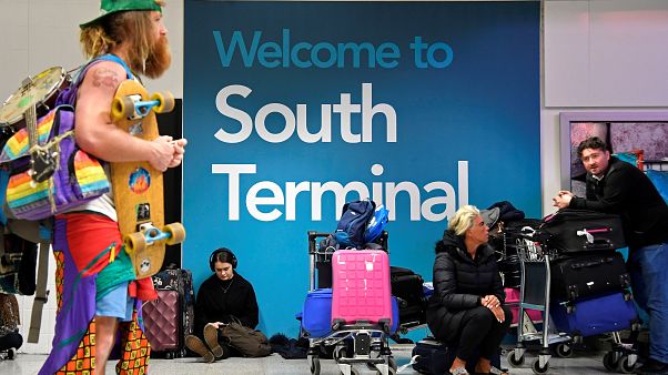 Dronelar nedeniyle 3. kez kapatılan Gatwick Havalimanı'nda seferler yeniden başladı Dronelar nedeniyle 3. kez kapatılan Gatwick Havalimanı'nda seferler yeniden başladı