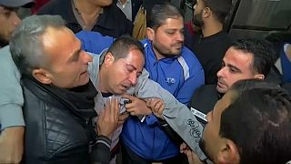 فلسطيني يقع مغشيا عليه من أثر الصدمة غزة