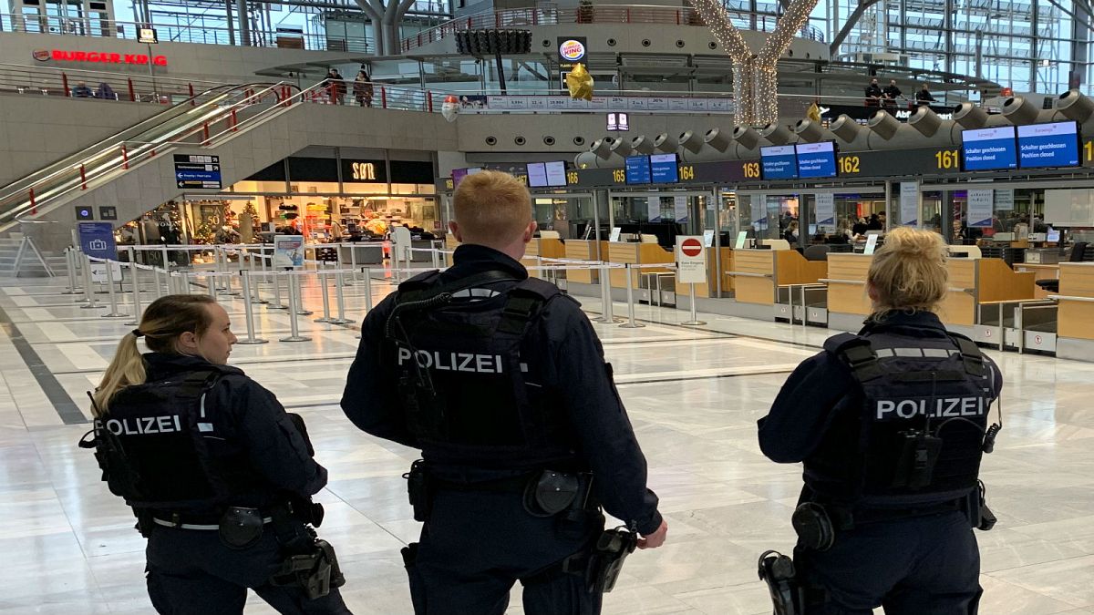أفراد من الشرطة الألمانية في مطار شتوتغارت بألمانيا 21-12-2018