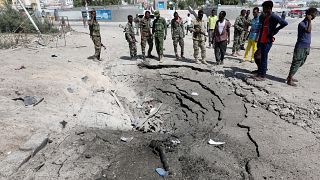 مقتل 13 على الأقل في انفجارين في مقديشو وحركة الشباب تتبنى العملية