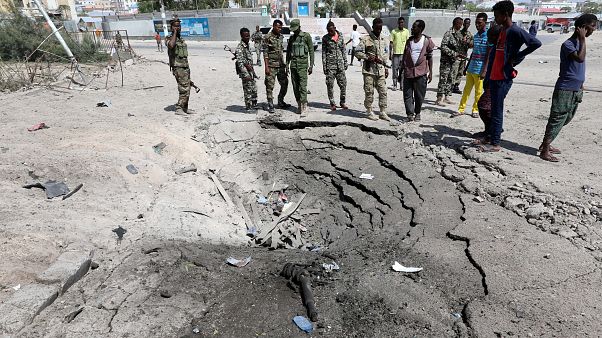 مقتل 13 على الأقل في انفجارين في مقديشو وحركة الشباب تتبنى العملية مقتل 13 على الأقل في انفجارين في مقديشو وحركة الشباب تتبنى العملية